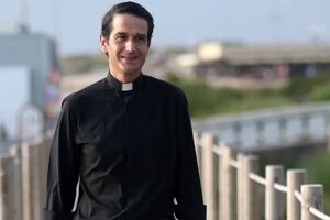 O padre fotografado na marginal de Miramar, durante as suas férias