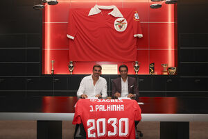 João Palhinha apresentado no Benfica com Rui Costa ao lado