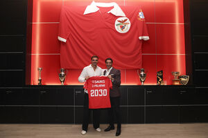 João Palhinha apresentado no Benfica com Rui Costa ao lado