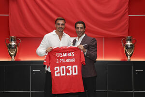 João Palhinha apresentado no Benfica com Rui Costa ao lado