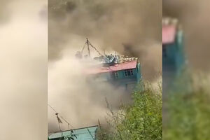 Vídeo mostra momento em que avalanche de gelo e rocha destrói casa no Nepal
