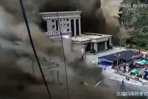 Imagens impressionantes mostram momento em que enxurrada atinge fronteira entre o Nepal e o Tibete