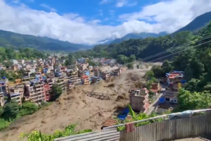 Vídeo mostra força da enxurrada a avançar sobre edifícios e destruir ponte no Nepal 