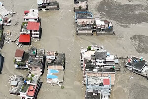 Edifícios cercados por um mar de lama: este é o cenário no distrito de Nuwakot no Nepal