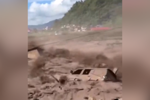Imagens mostram força das águas da enxurrada a arrastar veículos e edifícios no Nepal 