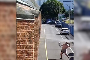 Vídeo mostra homem a tentar lançar pacote (várias vezes) para dentro de prisão em Inglaterra
