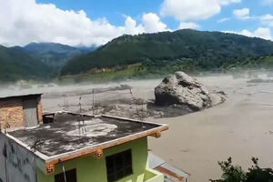 Imagens impressionantes mostram enxurrada a arrastar enorme rocha na fronteira entre o Nepal e a China
