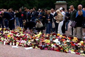 Noruegueses prestam homenagem ao rei Harald V 