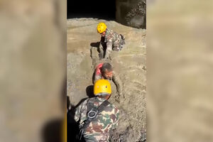 Forças Armadas resgatam trabalhadores de central hidroelétrica atingida pela enxurrada no Nepal
