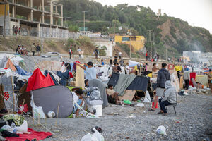 Dezenas de migrantes continuam a dormir na praia, em Ceuta