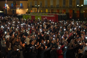 Bogotá iluminada com velas em homenagem às vítimas do terramoto na Colômbia 