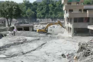 NOW no Nepal: Autoridades tentam recuperar cofre de banco que ficou destruído