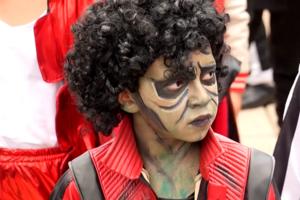 Centenas de zombies e sósias de Michael Jackson juntam-se na Cidade do México para celebrar o legado do cantor 