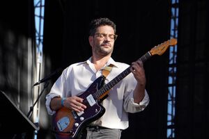 MEO Kalorama 2026: um músico toca guitarra num palco com estrutura azul atrás