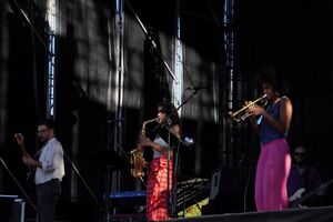 MEO Kalorama 2026: Músicos tocam em palco com foco em saxofonista e trompetista