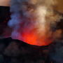 Imagens impressionantes mostram vulcão Etna em erupção na Sicília
