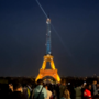 Torre Eiffel iluminou-se de azul e amarelo para celebrar os 35 anos da independência da Ucrânia 