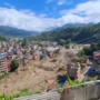 Vídeo mostra força da enxurrada a avançar sobre edifícios e destruir ponte no Nepal
