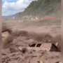 Imagens mostram força das águas da enxurrada a arrastar veículos e edifícios no Nepal 