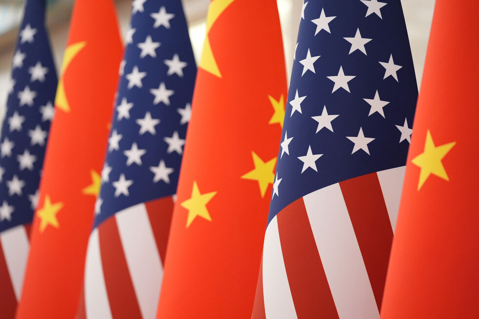 EUA alargam sanções a 43 empresas chinesas