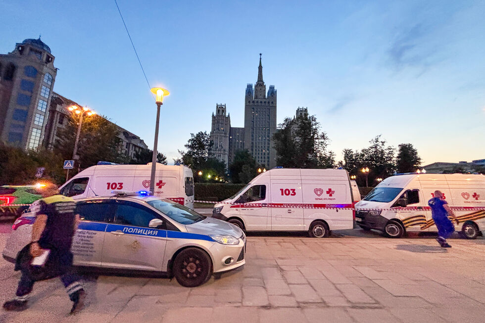 Veículos de emergência na Praça Kudrinskaya