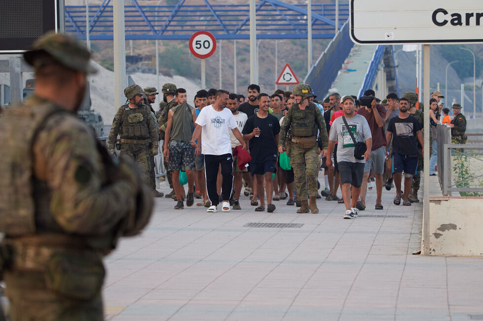 Forças de segurança escoltam migrantes de volta a Marrocos