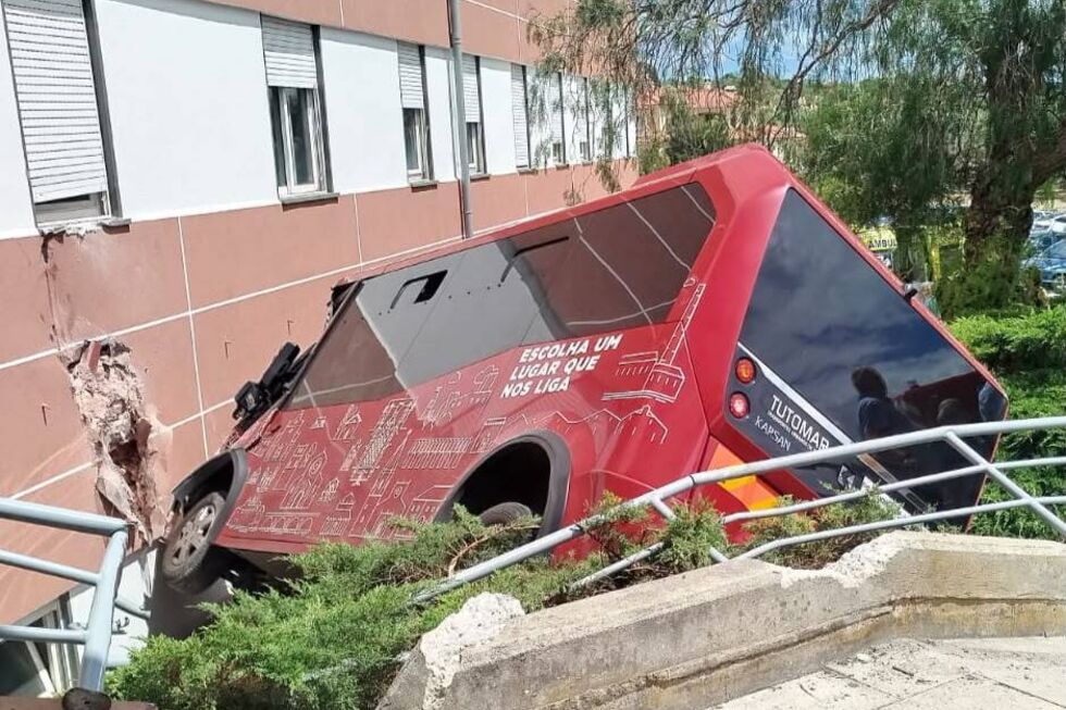 Autocarro desgovernado embate contra Hospital de Tomar e provoca quatro feridos 