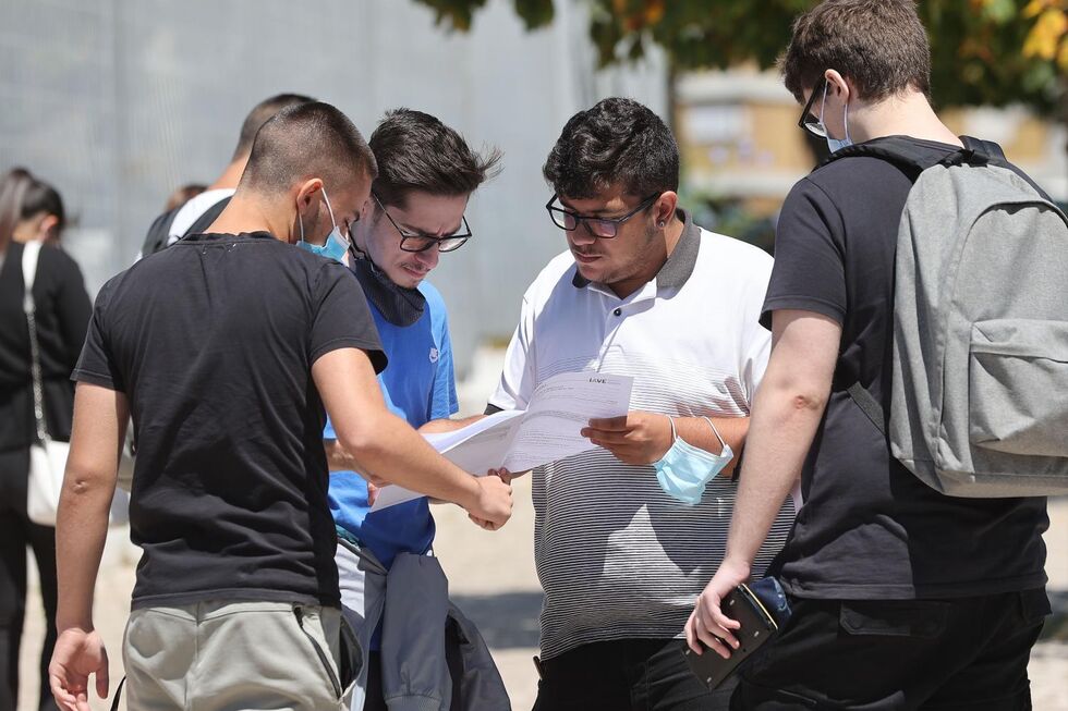 Estudantes à saída da escola