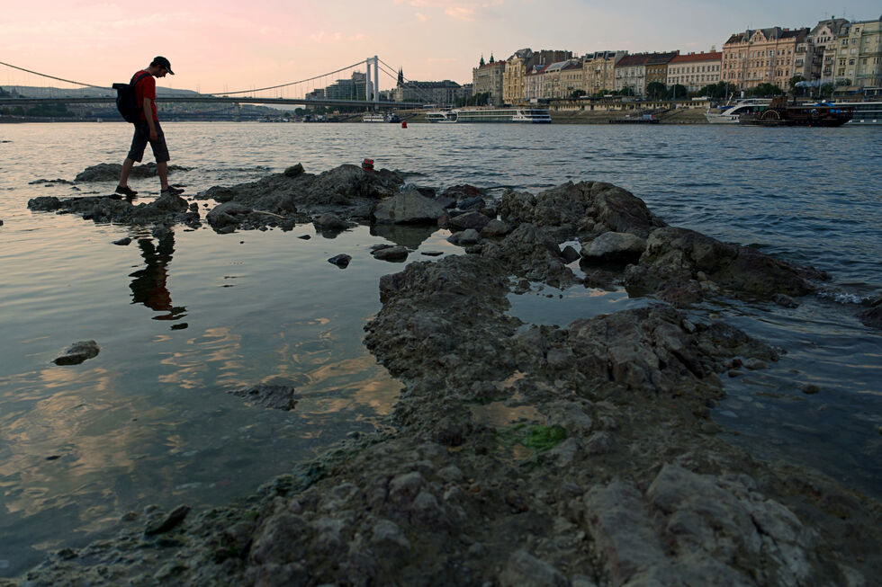 Em Budapeste é evidente o baixo nível da água do Danúbio