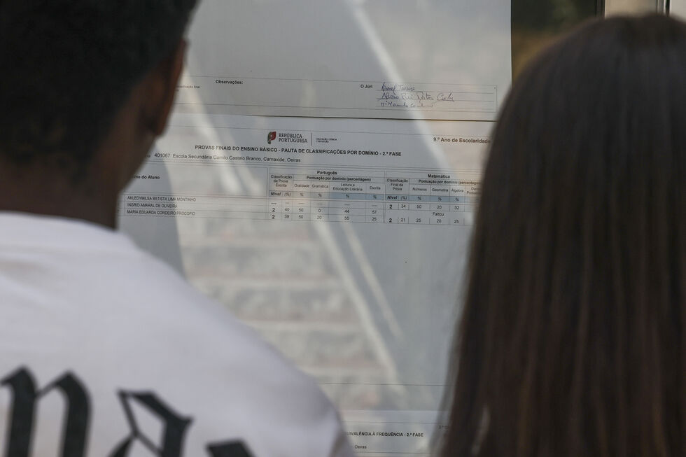 Estudantes consultam as pautas com as notas dos exames da 2.ª fase