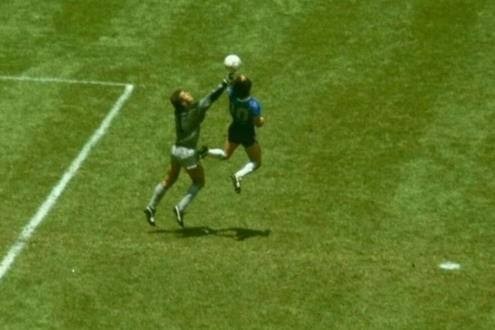 Maradona antecipa-se ao guarda-redes inglês com a mão no Campeonato do Mundo 1986
