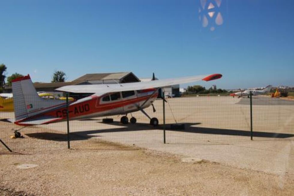 Aspecto de uma avioneta parada, no Aeródromo Municipal de Portimão.