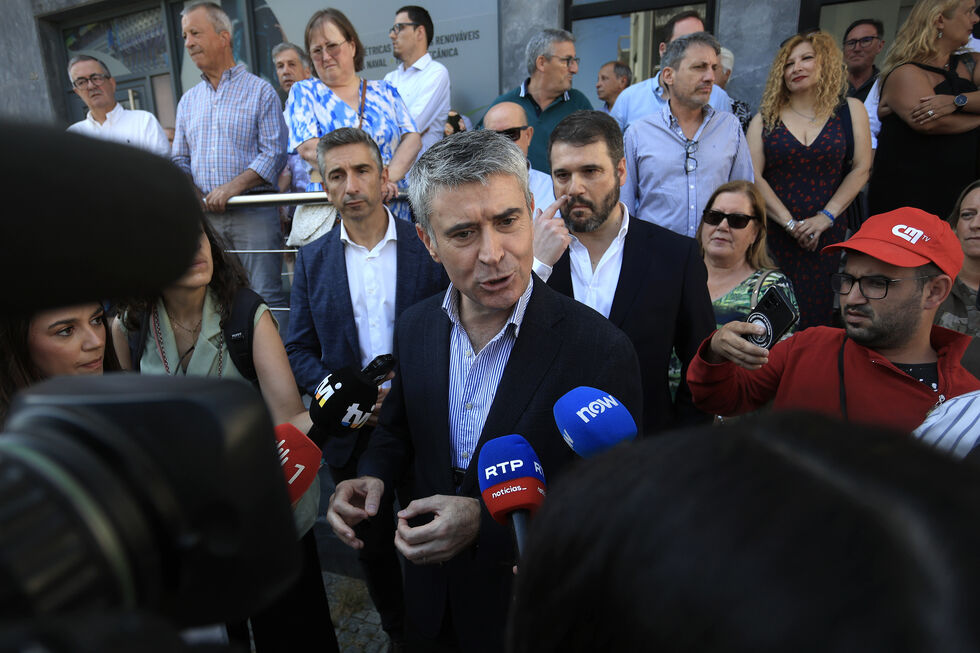 José Luís Carneiro foge à polémica com Luís Neves e critica férias de Montenegro