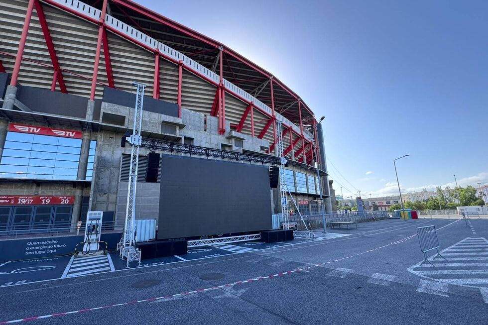 Televisor instalado junto ao Estádio da Luz