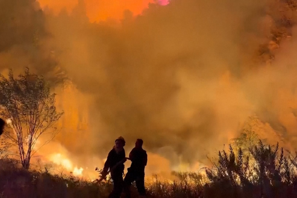Imagens impressionantes mostram incêndio florestal de grandes dimensões perto da capital da Albânia 
