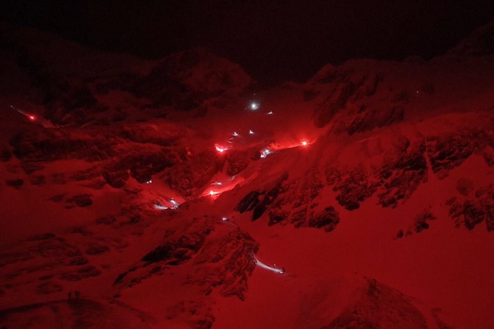 Rio de luz e cor ilumina glaciar no extremo sul do mundo 