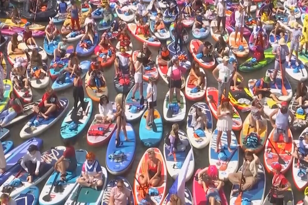 Centenas de pessoas enchem rio de Moscovo de cor num carnaval de paddle  