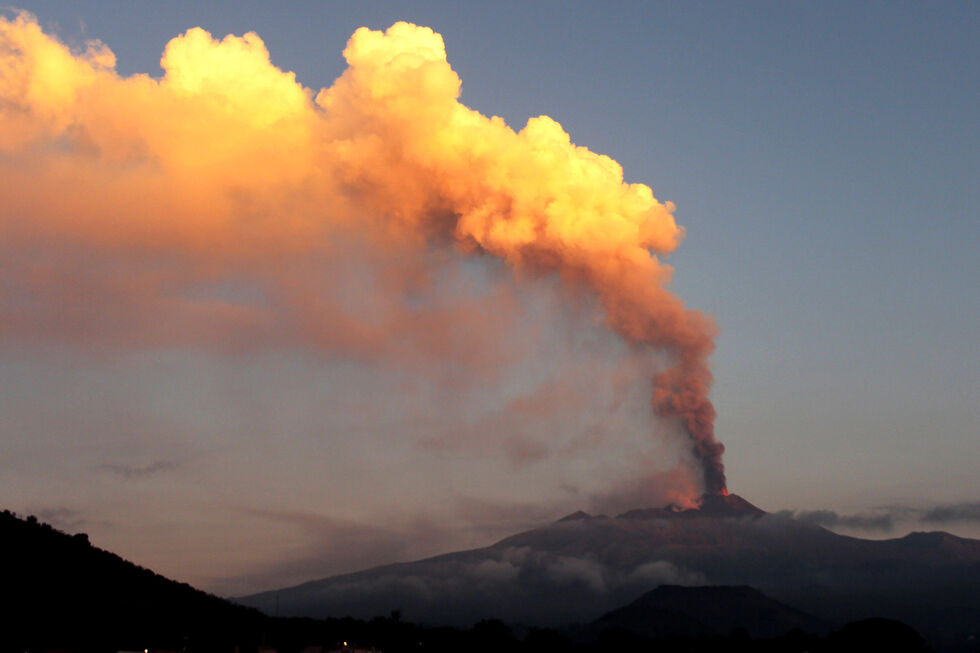 Erupção do monte Etna obriga ao encerramento de aeroporto na Catânia