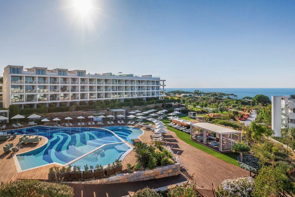 A piscina exterior do W Algarve está rodeada de dezenas de espreguiçadeiras para descansar
