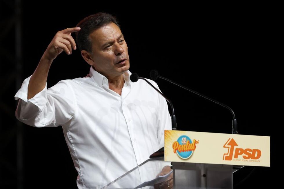 Luís Montenegro discursa durante a Festa do Pontal