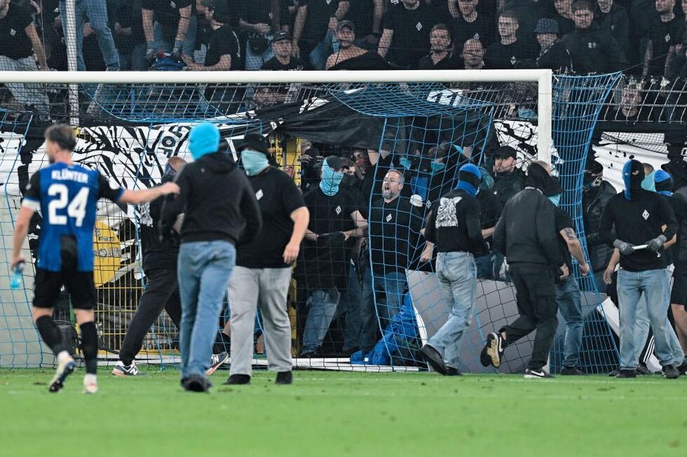 Jogo entre os rivais Waldof Manheim e Kaiserslautern ficou marcado por episódios de violência