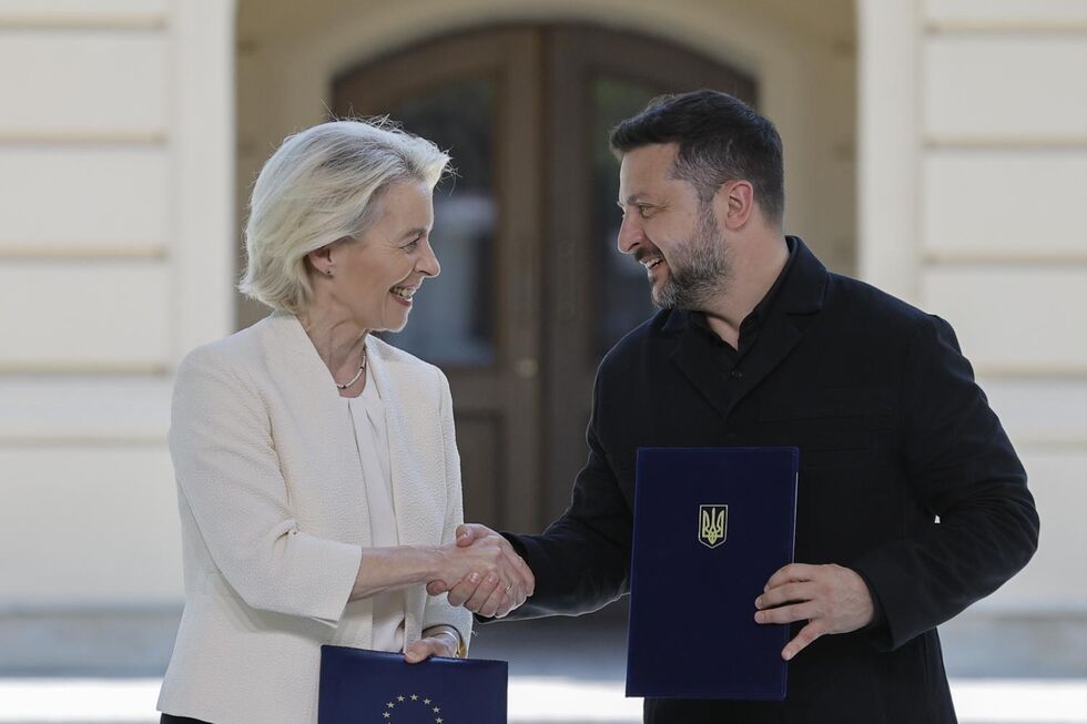 Presidente ucraniano Volodymyr Zelensky com a presidente da Comissão Europeia, Ursula von der Leyen