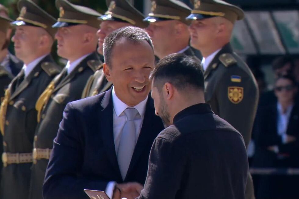 Luís Alves recebe condecoração por parte do presidente ucraniano, Volodymyr Zelensky