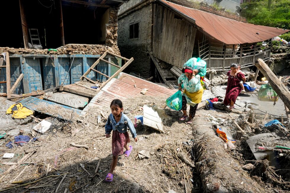 Em Katmandu, Nepal, vítimas da catástrofe recolhem os seus bens