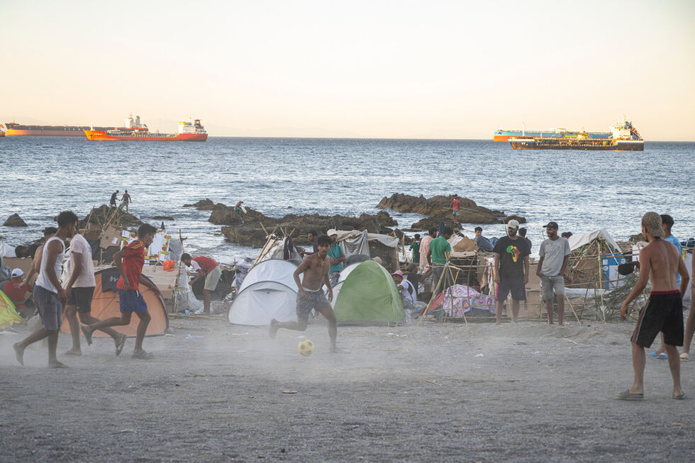 Dezenas de migrantes continuam a pernoitar na praia, em Ceuta