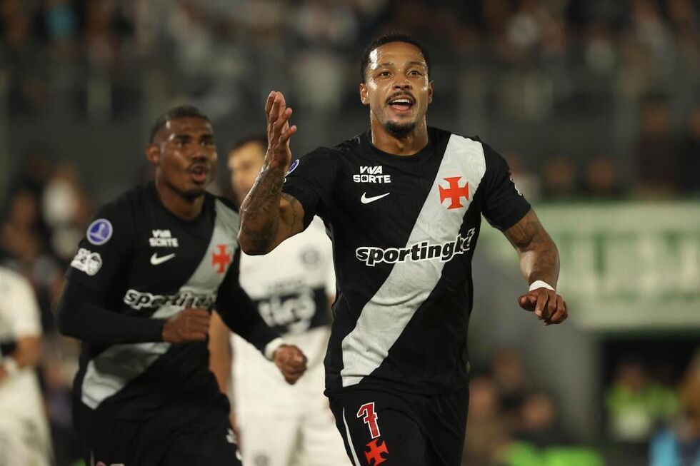 David Correa da Fonseca (R) of Vasco da Gama celebrates