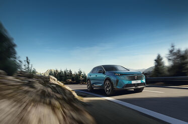Peugeot E-3008 em viagem