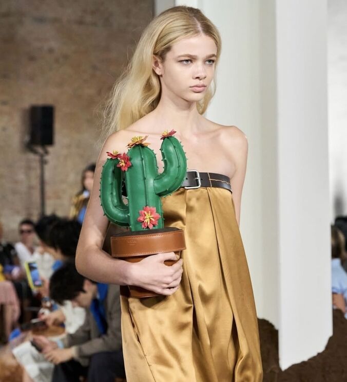 Um vaso com um cacto, apresentada pela Moschino