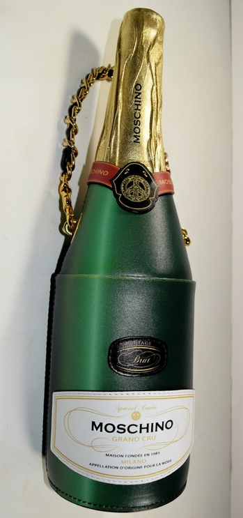 Em formato de garrafa de champanhe, da Moschino. Custa €995