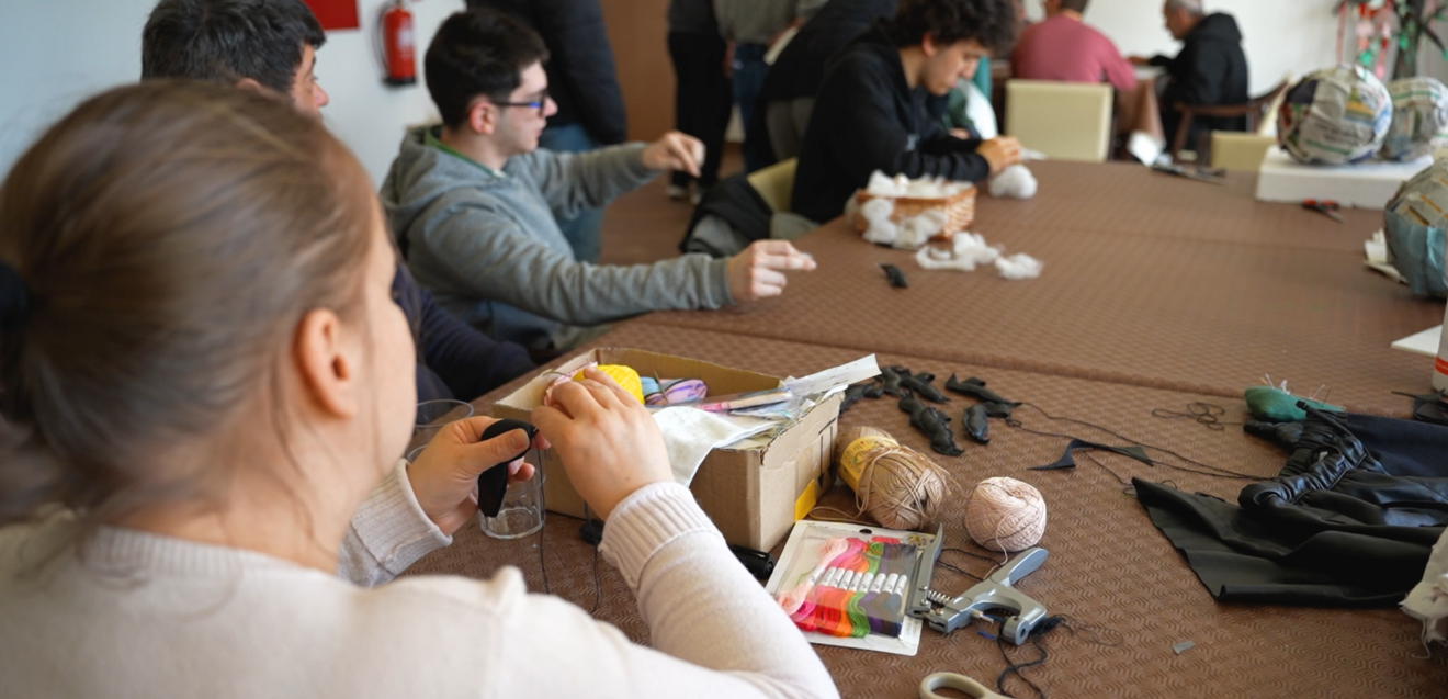 Os jovens do Centro aprendem as tradições da região, como a pintura de lenços ou outros trabalhos artesanais